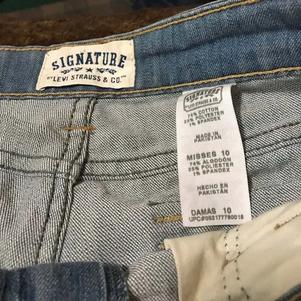 Levi's Signature Denim Shorts - Picture 3 of 6